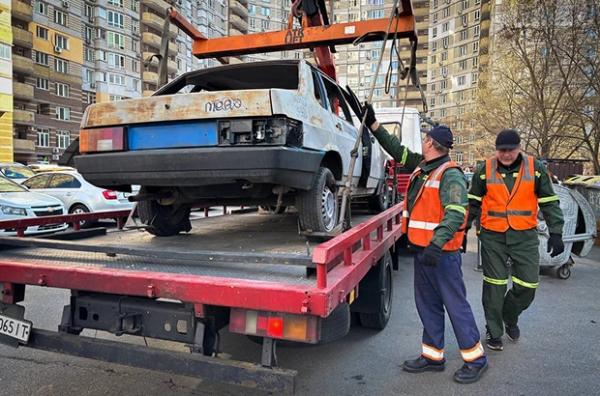 У Дарницькому районі прибирають покинуті й пошкоджені обстрілами авто. Їх зберігатимуть безплатно