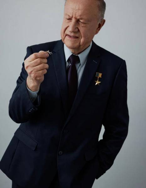 Kochut випустив прикраси у вигляді зруйнованого літака «Мрія». У кампейні знявся його перший льотчик