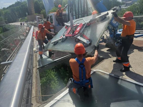 На скляному мосту замінили пошкодження