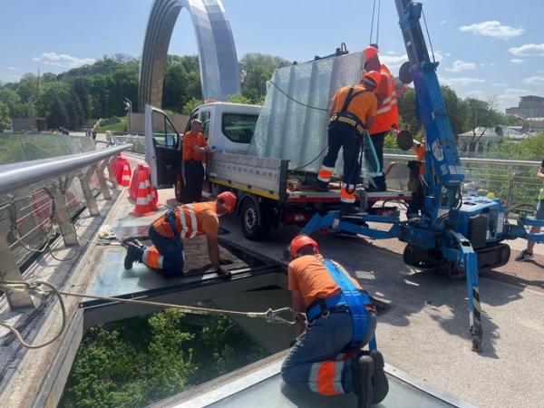 На скляному мосту замінили пошкодження