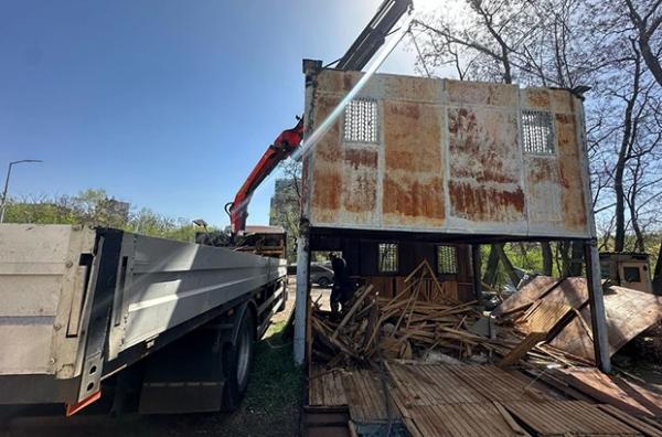 У Києві демонтували споруду для розведення голубів. Вона складалася із трьох гаражів