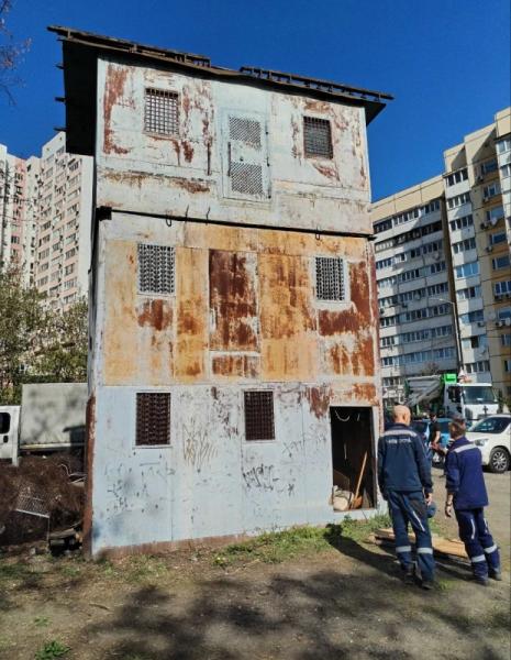 У Києві демонтували споруду для розведення голубів. Вона складалася із трьох гаражів
