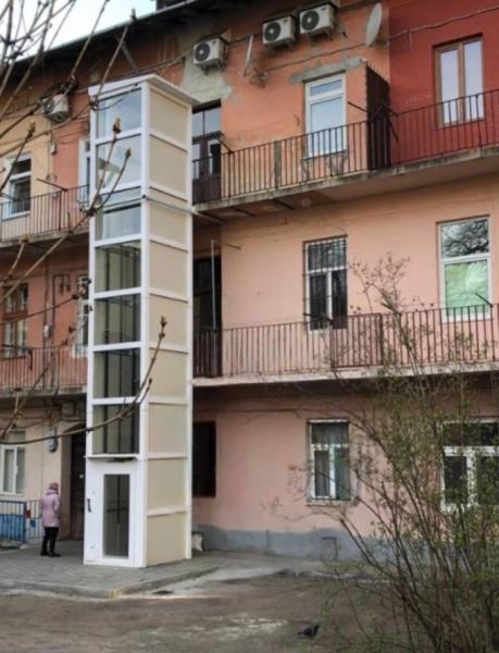 Мешканці будинку у Львові встановили зовнішній ліфт для маломобільного сусіда