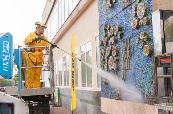 Дивіться, як мозаїки 20 століття у Вінниці очистили водою під сильним тиском