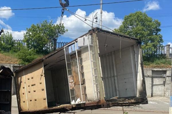 Біля Центрального вокзалу в Києві демонтували колишній ринок. Там прибрали майже 150 кіосків