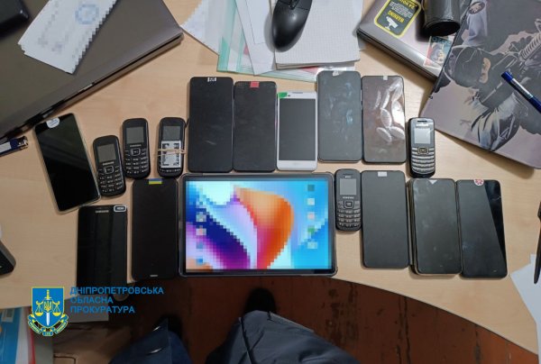 Правоохоронці викрили групу шахраїв, які продавали неіснуючі товари через Інтернет
