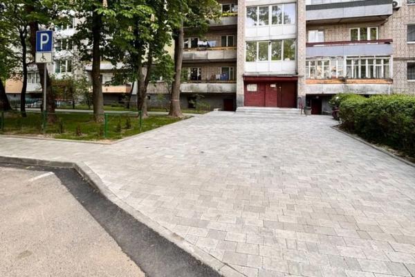 У Львові облаштували прибудинкову територію біля багатоповерхівки, де живе дитина на кріслі колісному