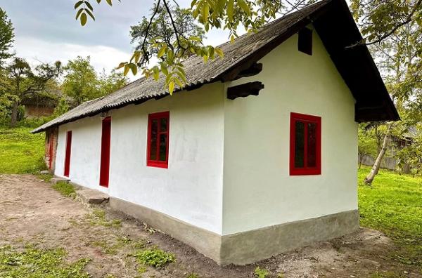 Ось як «Спадщина.UA» відновила «червону хату» на Львівщині біля Свірзького замку