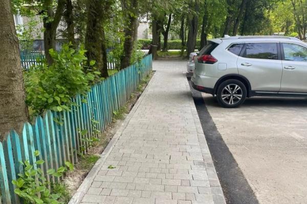 У Львові облаштували прибудинкову територію біля багатоповерхівки, де живе дитина на кріслі колісному
