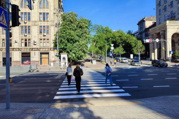 На перехресті Хрещатика і Прорізної облаштували наземний пішохідний перехід
