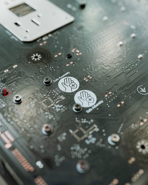 MSI показала PinSafe Design — материнские платы не будут царапать пальцы острыми шипами пайки