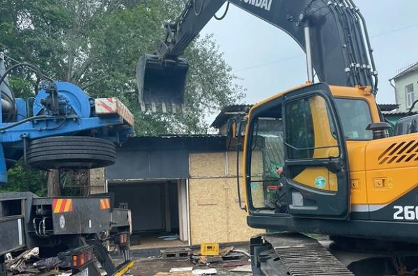Біля Центрального вокзалу в Києві демонтували колишній ринок. Там прибрали майже 150 кіосків