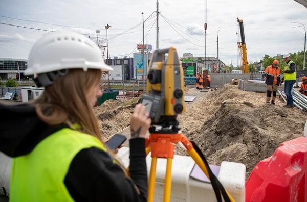 Ось як ремонтують шляхопровід біля станції метро «Дарниця»