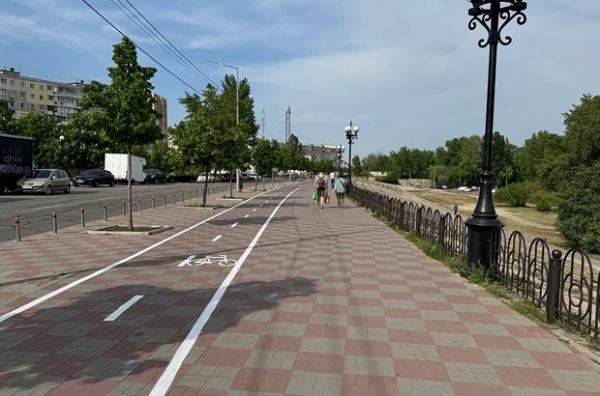 На Оболонській набережній намалювали велодоріжку. «Пасажири Києва» пояснили, чому це проблема