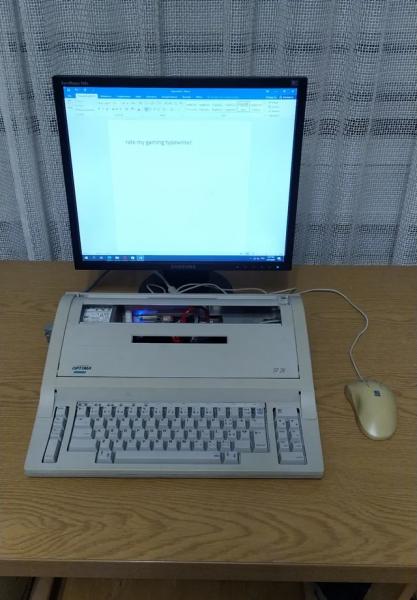Компьютер в корпусе печатной машинки «тянет» винтажные игры