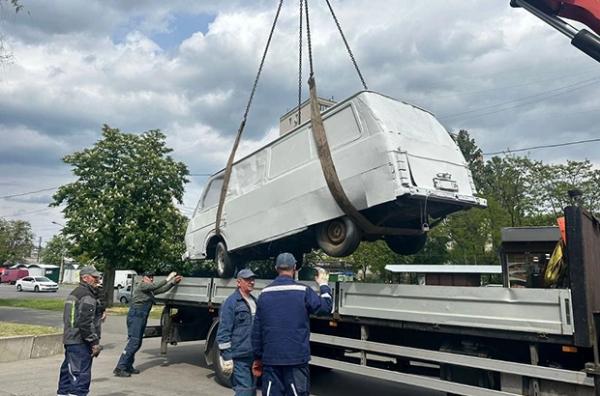 У Києві демонтували автолавку, яку повністю покрили сірою фарбою