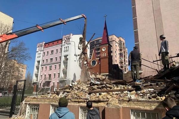 Фундаменти садиби Маліна розбирають. Цеглу пакують у мішки