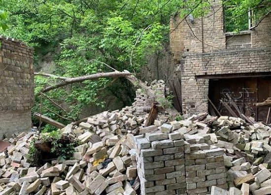 Залишки 127-річної садиби поряд з Вознесенськими печерами розбирають для забудови – Перов