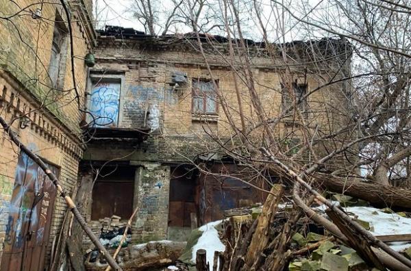 Залишки 127-річної садиби поряд з Вознесенськими печерами розбирають для забудови – Перов