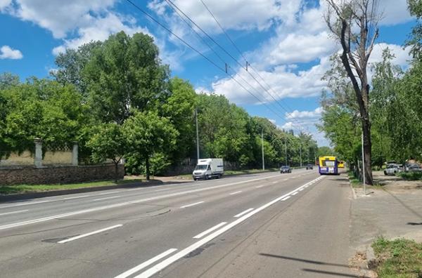 На проспекті Науки з’явилась нова смуга для громадського транспорту. Торік її нанесли неправильно