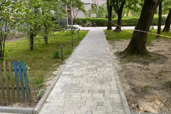 У Львові облаштували прибудинкову територію біля багатоповерхівки, де живе дитина на кріслі колісному