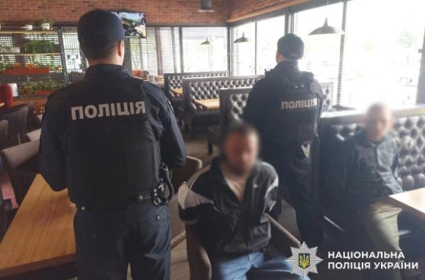 У Києві двоє чоловіків їхали на автівці й стріляли з пістолета. Їх затримали
