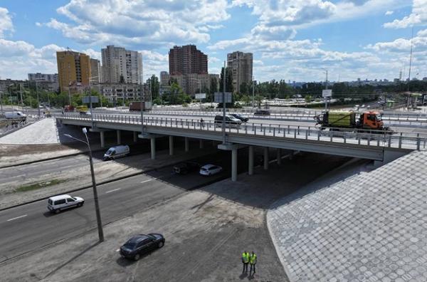 Велодоріжки й LED-підсвітка. Ось як реконструювали шляхопровід на Оболоні