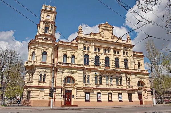 Це копія будівлі Херсонського художнього музею у Minecraft