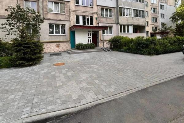 У Львові облаштували прибудинкову територію біля багатоповерхівки, де живе дитина на кріслі колісному