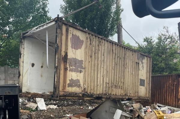 Біля Центрального вокзалу в Києві демонтували колишній ринок. Там прибрали майже 150 кіосків