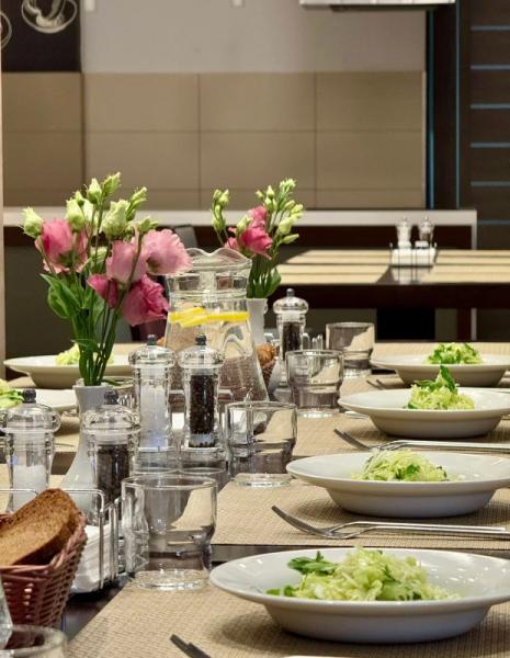 Готель Holiday Inn Kyiv в комплексі «Торонто-Київ» частково відновив роботу після обстрілу