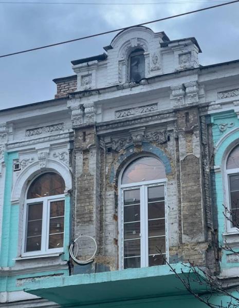 Фасад пам’ятки архітектури на Межигірський відновили. Раніше з її балкона зняли скління – Перов