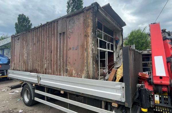 Біля Центрального вокзалу в Києві демонтували колишній ринок. Там прибрали майже 150 кіосків