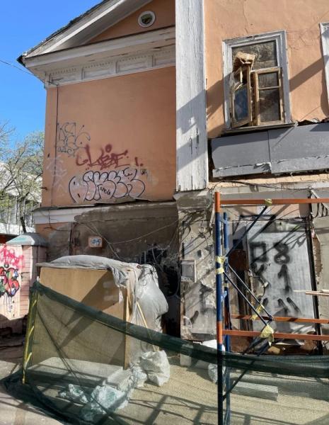 Навколо «Будинку з хлібною лавкою» на Ярославовому Валу демонтували будівельний паркан