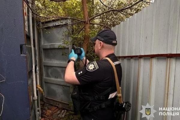 На Подолі знайшли понад десять тонн людських рештів у контейнері для сміття