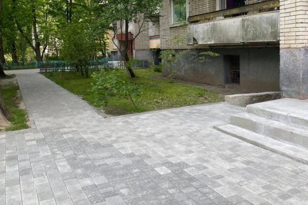 У Львові облаштували прибудинкову територію біля багатоповерхівки, де живе дитина на кріслі колісному