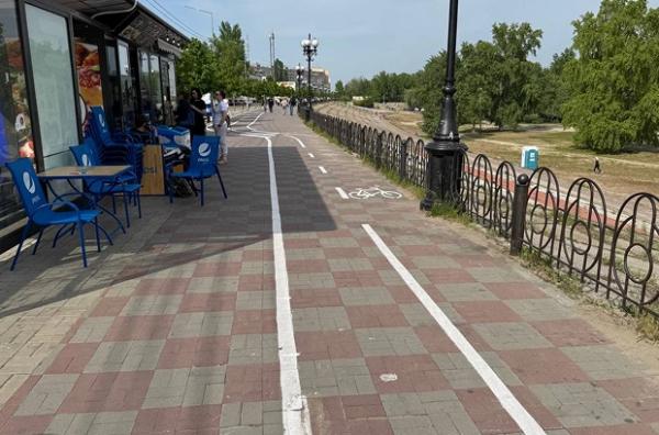 На Оболонській набережній намалювали велодоріжку. «Пасажири Києва» пояснили, чому це проблема