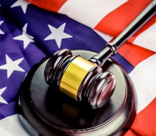 Суд США скасував рішення, яке зобов’язувало повернути на роботу співробітників “Голосу Америки”