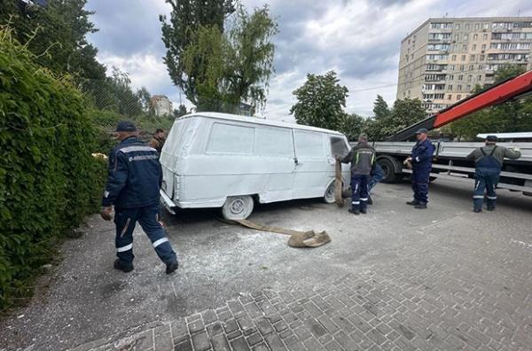 У Києві демонтували автолавку, яку повністю покрили сірою фарбою