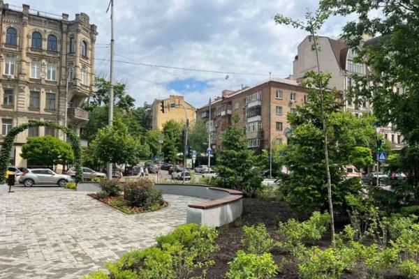 У Києві облаштували девʼять мініскверів впродовж весни. Де саме