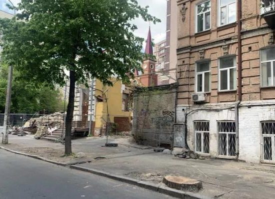 Біля садиби Маліна спилюють здорові дерева – Перов
