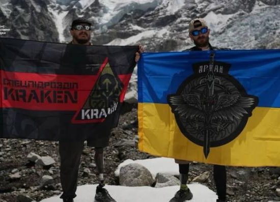 Двоє ветеранів ГУР з ампутованими кінцівками підкорили Гімалаї