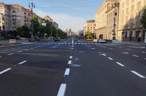 На перехресті Хрещатика і Прорізної облаштували наземний пішохідний перехід