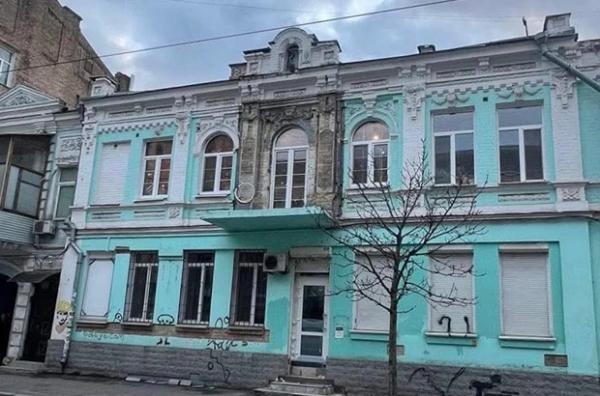 Фасад пам’ятки архітектури на Межигірський відновили. Раніше з її балкона зняли скління – Перов