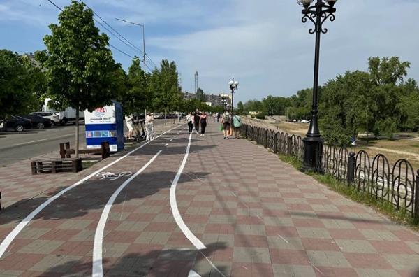 На Оболонській набережній намалювали велодоріжку. «Пасажири Києва» пояснили, чому це проблема