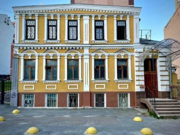 Біля садиби Маліна спилюють здорові дерева – Перов