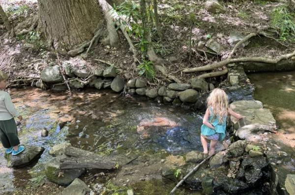 Міністр охорони здоров’я США поплавав у струмку зі стічними водами