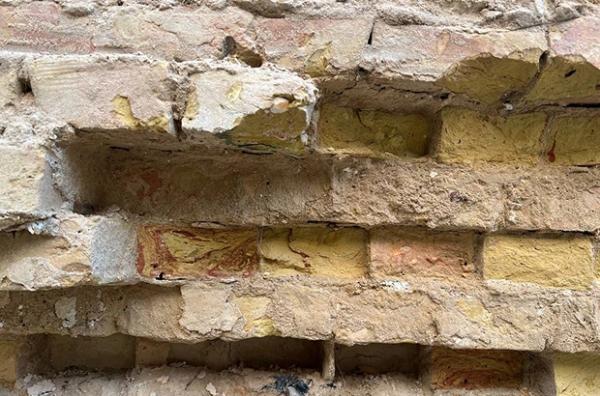 Фундаменти садиби Маліна розбирають. Цеглу пакують у мішки