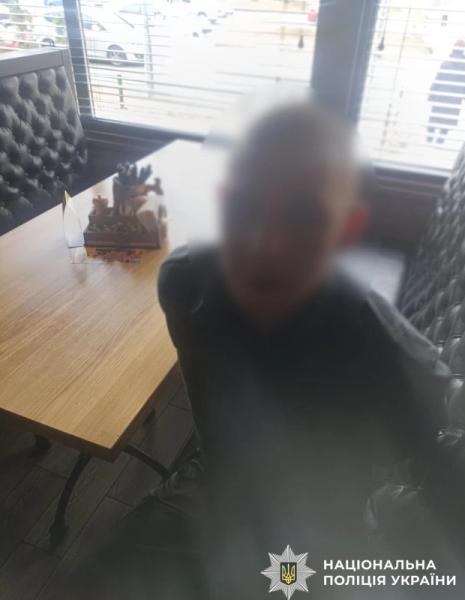 У Києві двоє чоловіків їхали на автівці й стріляли з пістолета. Їх затримали
