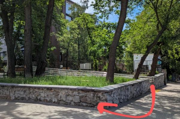 Що не так з «безбар'єрним» сквером на Чеховському провулку – пояснюють урбаністи